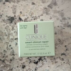 **SOLD** Clinique Smart Clinical Repair Eye Cream - Light Green